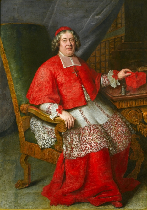 Portret duchownego w czerwonej szacie, który siedzi w wysokim drewnianym fotelu, pokrytym zieloną tkaniną. Lewą ręką sięga po czapkę kardynalską, która leży na drewnianym stole obok dzwonka. Jest to Kardynał Michał Stefan Radziejowski, portret namalowany ok. 1700 roku.