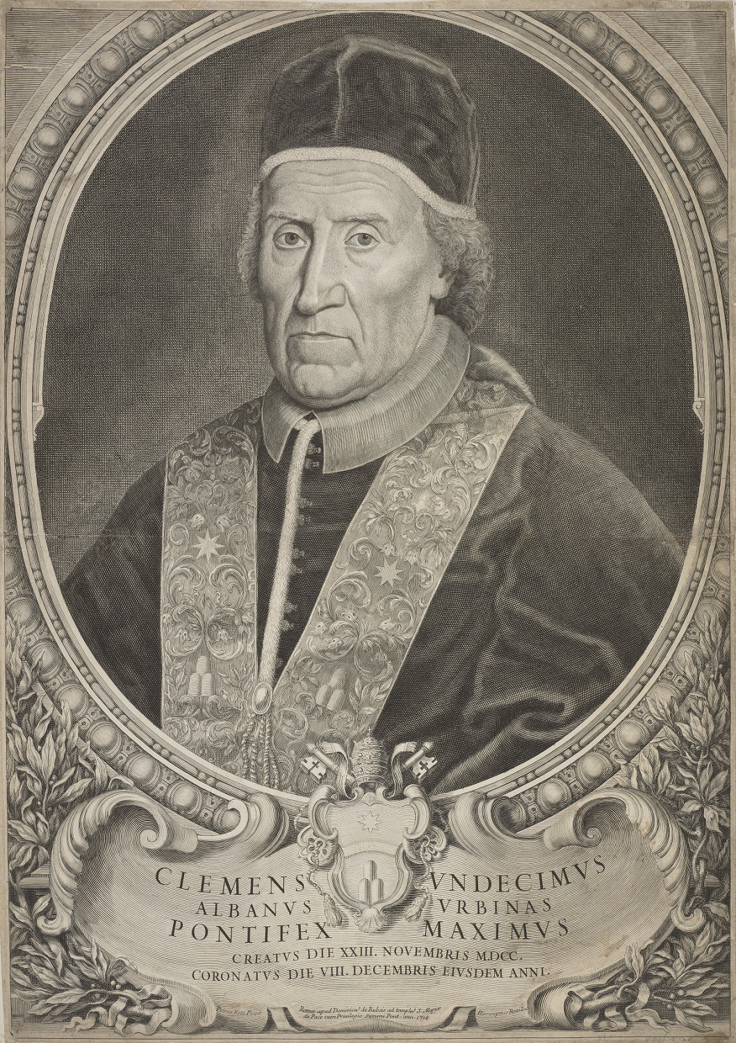 Stara rycina. Przedstawia portret duchownego. Mężczyzna w podeszłym wieku, z dostojnym wyrazem twarzy. Portret ujęty jest w owalną ramę. Pod portretem herb, oraz napis w kartuszu. Naokoło wici roślinne. Jest to portret Klemensa XI. 
