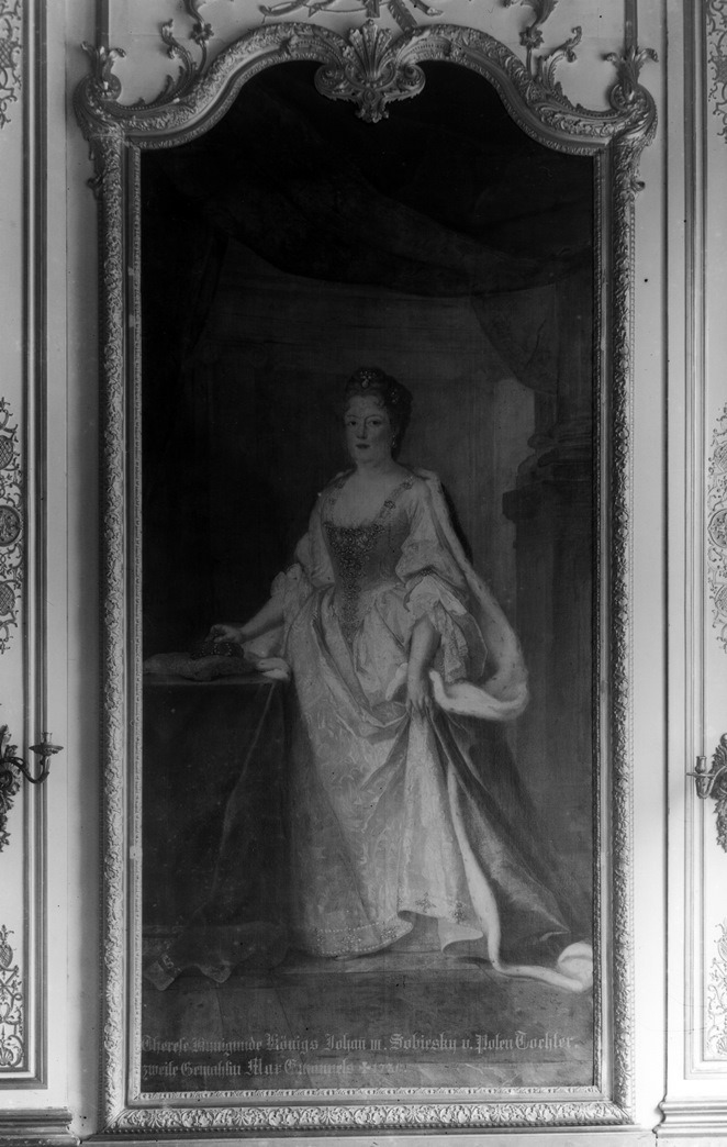 Portret Teresy Kunegundy. Teresa została tu ukazana w reprezentacyjny sposób, w pozycji stojącej. Prawą rękę opiera na leżącej na stoliku koronie, delikatnie zwracając na nią uwagę widza. W dolnej części portretu napis identyfikujący przedstawioną - jako córkę króla Jana III i drugą żonę Maksymiliana Emanuela. Pełnopostaciowy portret Teresy Kunegundy stanowi część dekoracji monachijskiego pałacu Nymphenburg.