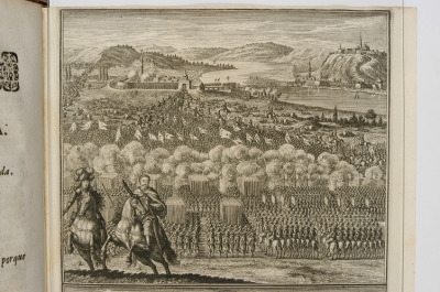 Stara rycina. Ilustruje bitwę. Rozległe pole bitewne zdjęte z lotu ptaka, szczelnie zapełnione zmasowaną piechotą i konnicą wojsk chrześcijańskich i tureckich. Na pierwszym planie wzniesienie, na którym widać dwóch jeźdźców ujętych na wprost. Po lewej Karol V Lotaryński w pełniej zbroi i w szyszaku rycerskim z pióropuszem, po prawej Jan III Sobieski z obnażoną głową, w żupanie i delii, z szablą w prawej ręce. W druku rycinie towarzyszy obszerna legenda w języku hiszpańskim.