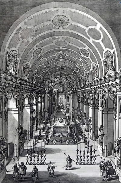 Stara grafika, która przedstawia wnętrze kościoła. Widzimy nawę główną i kolumnadę. Na środku na podwyższeniu rozgrywa się ceremonia pogrzebowa. Jest to egzekwie Aleksandra Sobieskiego w kościele kapucynów w Rzymie.