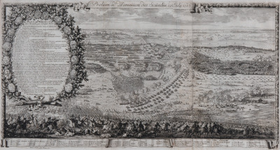 Stara rycina. Przedstawia drugi dzień bitwy pod Warszawą. Na pierwszym planie sznur wojsk. W oddali pejzaż w którym rozgrywa się bitwa. 