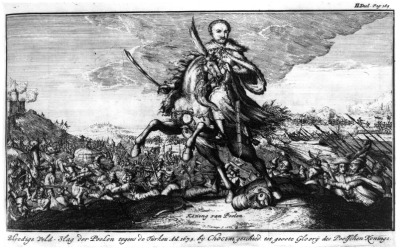 Stara rycina. Grafika przedstawia gloryfikację Jana Sobieskiego na tle bitwy chocimskiej. Sobieski przedstawiony jako hetman wielki koronny, na wspiętym koniu, z bitwą pod Chocimiem jako tłem. Wódz ubrany jest w we wzorzysty żupan i delię, w prawej ręce trzyma szablę, w lewej wodze. U końskich kopyt leży martwy Turek, nieopodal porzucony strzaskany łuk. Poniżej zbocza toczy się bitwa na rozległym polu, zamkniętym pasmem wzgórz. Z lewej, na odległym wzniesieniu, widać bryłę chocimskiego zamku. Partię nieba wypełniają chmury, koncentrujące się nad postacią jeźdźca.