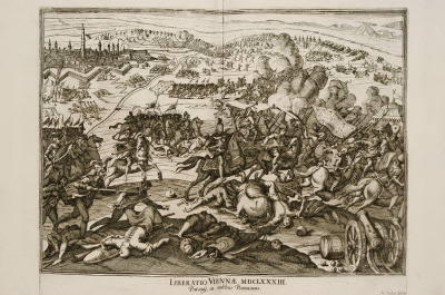 
Stara rycina. Grafika przedstawia bitwę pod Wiedniem. Rozległe pole bitewne w wysoko usytuowanym horyzontem, na bliższych planach wre walka. Wśród kłębowiska jeźdźców, w centrum kompozycji, widoczny Jan III na wspiętym koniu. Król w szyszaku rycerskim, w pełnej zbroi i w płaszczu, trzyma w prawej ręce szablę. Za nim królewicz Jakub konno prowadzi do ataku hufce polskiej jazdy. Przed Sobieskimi pierzcha konnica turecka z chorągwią wezyra. Na pierwszym planie, na zboczu, polegli Turcy oraz podchodząca piechota wojsk sprzymierzonych. W głębi namiot turecki, przemieszczające się wojska oraz panorama ufortyfikowanego Wiednia. U dołu napis. 