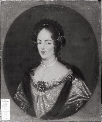 Portret Marii Kazimiery Sobieskiej. Wizerunek królowej ujęty jest w eliptyczny kadr. Królowa zwrócona w lewo, patrzy na wprost. Ubrana jest w suknię z dekoltem. Na szyi ma perły. Fryzura misternie upięta w loki, zdobiona perłami.