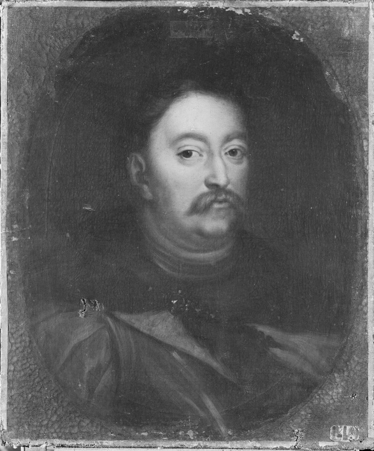 Olej na płótnie. Portret Jana III Sobieskiego, o dość prywatnym charakterze, pozbawiony atrybutów władzy, tak częstych w ikonografii króla, zawiera na odwrociu interesującą inskrypcję: IAN SOBIESKI; KROL POLSKI. MALOWANY W ZAMKU; WILLANOWSKIM DLA SWEY. MAŁŻONKI KROLOWY; W ROKU 1694. 