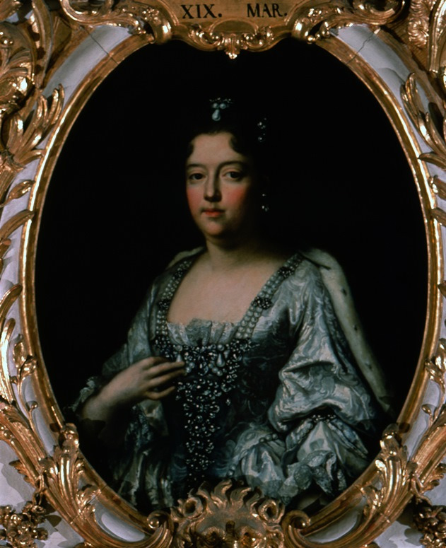 Portret Teresy Kunegundy. Kobieta ubrana w błękitną suknię, bogato zdobioną perłami, na ramionach narzucony płaszcz. Włosy upięte w elegancką fryzurę do góry, zdobione perłami. Portret Teresy Kunegundy stanowi tak zwanej galerii przodków w monachijskiej rezydencji. Owalny wizerunek wkomponowany został w dekorację ściany, która tworzy dlań kunsztowną ramę.