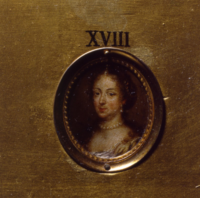 Miniatura portretowa Marii Kazimiery Sobieskiej ujęta w owalu. Królowa ubrana w strój historyczny, na szyi ma korale z pereł, w uszach kolczyki perłowe.