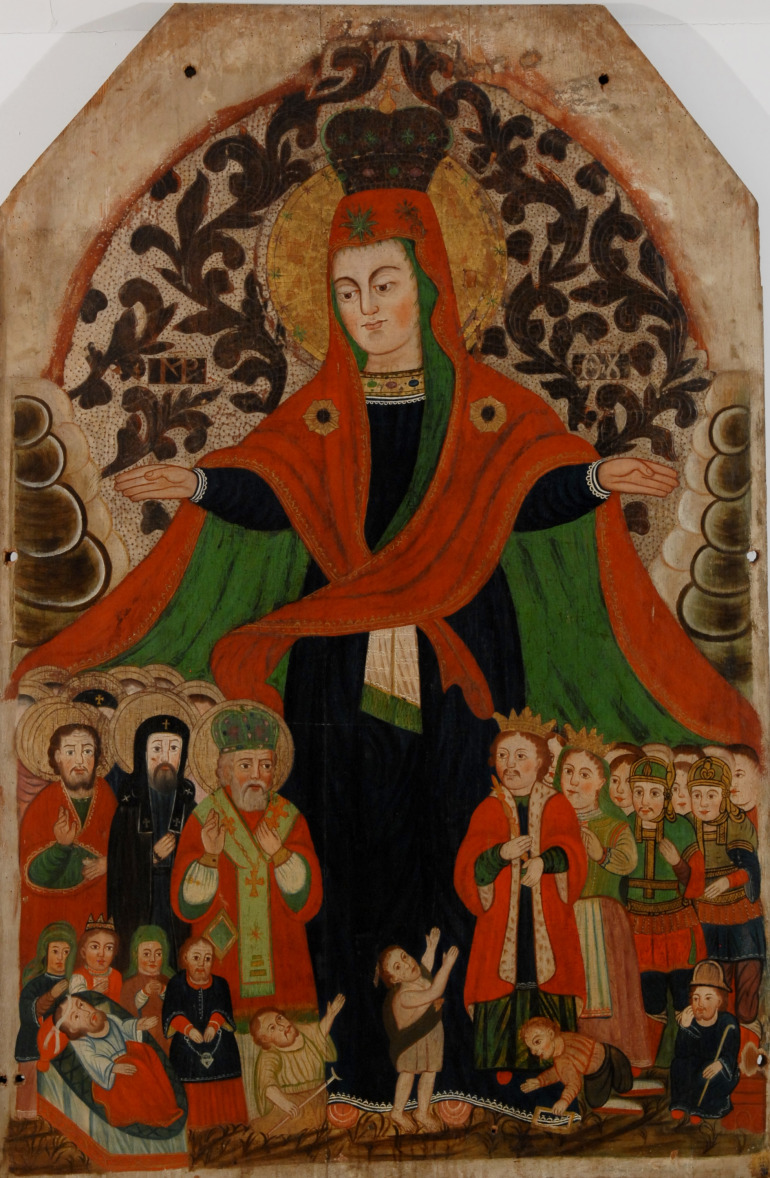 Tempera na desce. Obraz przedstawia wizerunek Matki Boskiej Opieki. Matka Boska w koronie na głowie, ukazana w czarnej sukni i czerwonym płaszczu poszytym zielonym płótnem. Maria rozpościera nad wierzącymi płaszcz ochronny. Wśród chroniących się pod płaszczem Marii, na czele grupy po prawej stronie kompozycji, widoczna jest para królewska, którą możemy identyfikować z Janem III Sobieskim i Marią Kazimierą. 