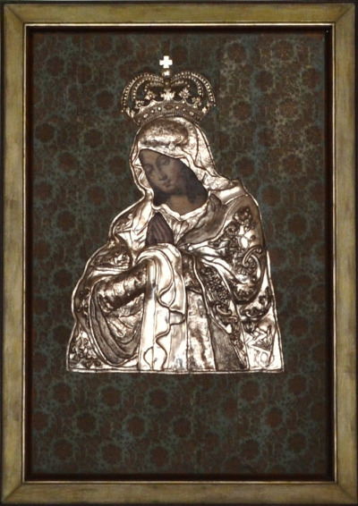 Obraz Matki Bożej. Maryja ubrana w srebrną suknię i koronę na głowie. Tło obrazu dekorowane kwiatami. Według tradycji obraz pochodzi z ołtarza polowego królów: Jana Kazimierza, Michała Korybuta Wiśniowieckiego a następnie Jana III Sobieskiego. Obraz po II wojnie światowej został przekazany do archikatedry warszawskiej i dopiero w 2005 roku przeniesiony do nowo wybudowanego kościoła p.w. św. Brata Alberta i św. Andrzeja Apostoła. 