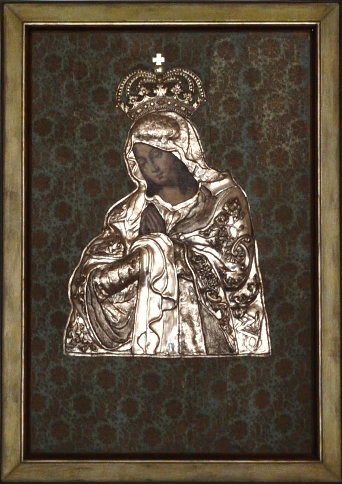 Obraz Matki Bożej. Maryja ubrana w srebrną suknię i koronę na głowie. Tło obrazu dekorowane kwiatami. Według tradycji obraz pochodzi z ołtarza polowego królów: Jana Kazimierza, Michała Korybuta Wiśniowieckiego a następnie Jana III Sobieskiego. Obraz po II wojnie światowej został przekazany do archikatedry warszawskiej i dopiero w 2005 roku przeniesiony do nowo wybudowanego kościoła p.w. św. Brata Alberta i św. Andrzeja Apostoła. 