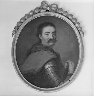 Zdjęcie obrazu na płótnie. Przedstawia portret Jana III Sobieskiego. Król ukazany w zbroi i płaszczu. Patrzy na wprost, ale jest odwrócony ciałem w prawą stronę. Obraz zamknięty w obłą ramę zdobioną u góry koralami. Dzieło to zdobi jedną z książęcych sypialni w zamku Bad Arolsen należącego do domu Waldeck-Pyrmont.