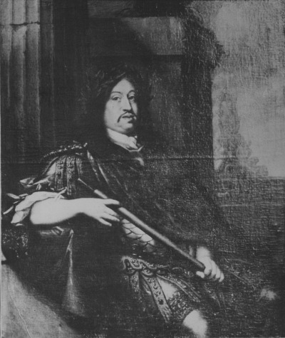 Portret przedstawia mężczyznę w średnim wieku, w peruce na głowie. Ubrany jest w zbroję i delię. W ręku trzyma buławę. Mężczyzna opiera się o kolumnę, w tle widok na pejzaż. Jest to portret Jana III Sobieskiego nieznanego malarza, podarowany skarbowi państwa przez belgijskiego zbieracza dzieł sztuki barona Caroly. Zdjęcie ze zbiorów i dzięki uprzejmości Narodowego Archiwum Cyfrowego.