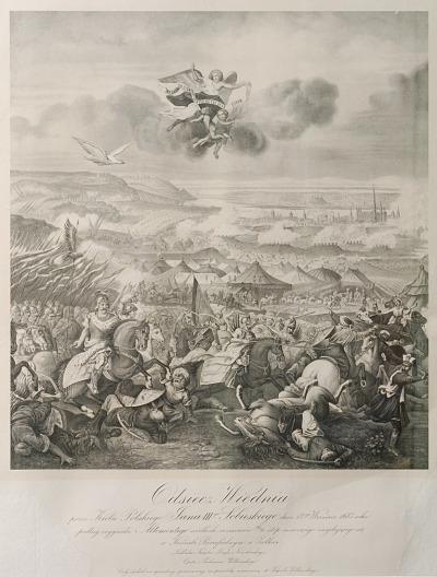 Litografia na papierze. Przedstawia bitwę pod Wiedniem. Kompozycja podzielona jest na dwie części. Dola część ilustruje walki. Po lewej stronie Jan III Sobieski. Naokoło walczący Turcy, powalone ciała i konie. W oddali obóz turecki z namiotami. Jeszcze głębiej zarys miasta Wiednia. W górnej części kompozycji niebo i anioły. Jeden duży i dwa małe. Z lewej stronie leci biały orzeł.