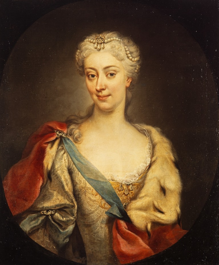 Portret Marii Klementyny Sobieskiej. Kobieta w średnim wieku o szczupłej twarzy i długim nosie, lekko się uśmiecha. Włosy jasne, siwiejące, upięte do tyłu, przyozdobione perłami. Ubrana w suknię z dużym dekoltem. Na ramionach płaszcz spięty błękitną wstęgą. 