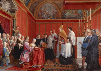 Zaślubiny Marii Klementyny Sobieskiej i Jakuba Edwarda Stuarta. Obraz olejny na płótnie. Ceremonia zaślubin odbywa się w kaplicy kościoła o czerwonych ścianach.  Ołtarz wraz z baldachimem po prawej stronie, przed nim kapłan wraz z duchownymi. Przed ołtarzem klęcznik i klęcząca na nim para młoda. Za nimi zebrani goście – świadkowie ceremonii.