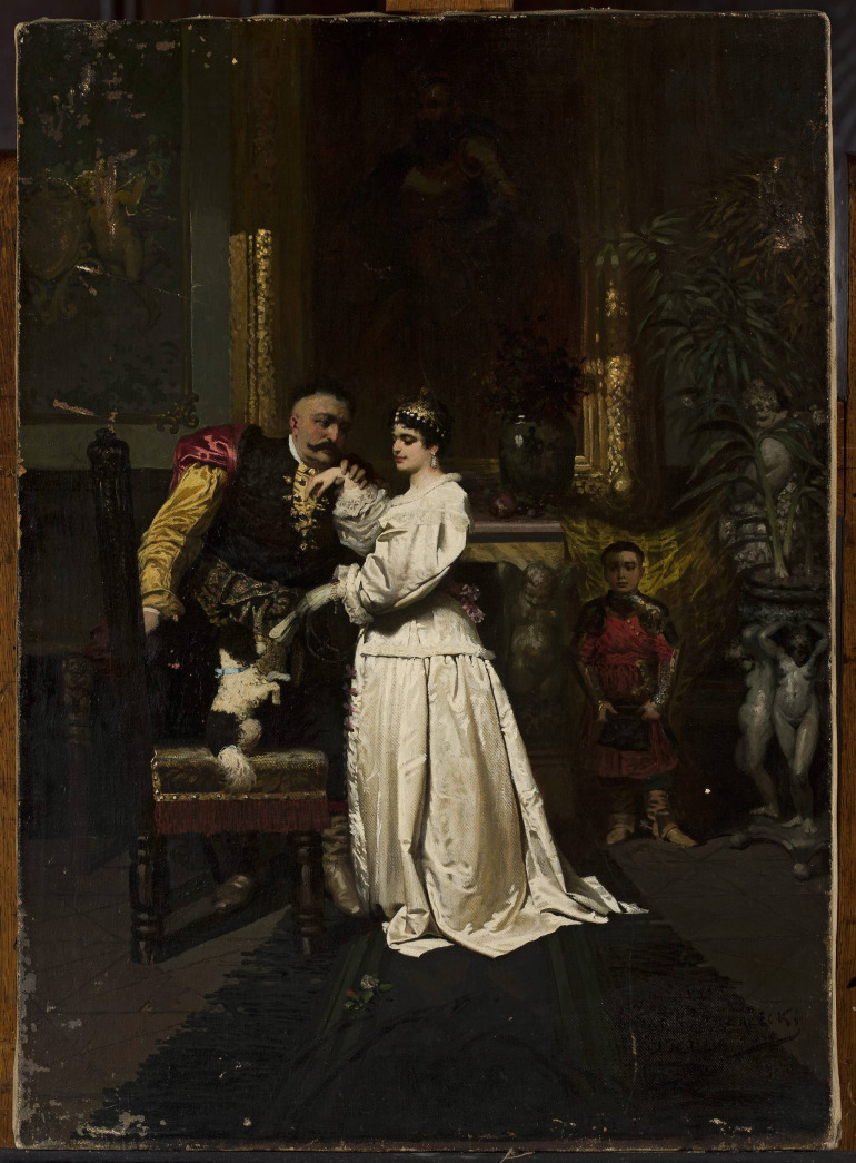 Obraz olejny na płótnie. Przedstawia Króla Jana III Sobieskiego wraz z królową Marią Kazimierą. Scena rozgrywająca się we wnętrzu pałacowym z widocznym w tle kominkiem, wypełnionym drogocennymi meblami i dekoracjami. Scena intymna, postacie ukazane w czasie zalotów. Postacie stojące ubrane w kostiumy historyczne. Król odziany w żupan z kontuszem i przepasany szerokim pasem pochyla się lekko w stronę królowej, całując ją w dłoń. Królowa ubrana w jasną suknię, jedną dłoń unosi w stronę Sobieskiego, pozwalając się pocałować. Drugą dłoń ubraną w rękawiczkę i trzymającą wachlarz kieruje w stronę małego pieska. Z tyłu po prawej stronie obrazu widoczny jest siedzący na krześle paź, którego wzrok skierowany jest na królewską parę. 
