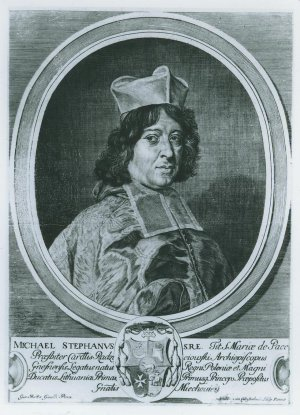 Portret duchownego ujęty w owalną ramę, pod którą znajduje się herb i napisy. Mężczyzna ma półdługie ciemne, lekko falowane włosy. Jest w średnim wieku. Ubrany jest w strój duchownego, na głowie ma czapkę. Jest to portret prymasa Michała Radziejowskiego. 