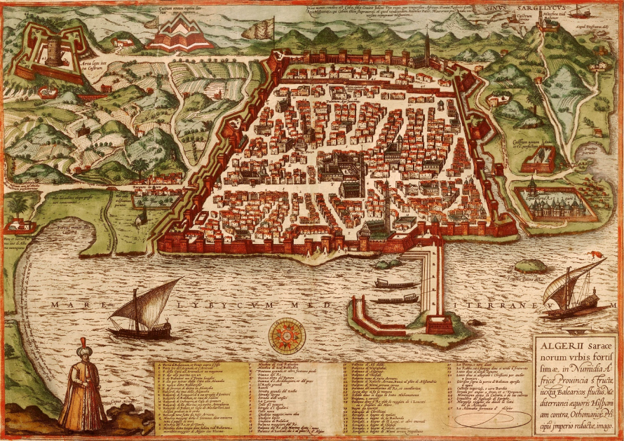 Kolorowa grafika. Przedstawia mapę miasta wraz z pejzażem dookoła. Na przodzie kompozycji znajdują się karty z napisami, które wyjaśniają poszczególne zabudowania. Po lewej stronie stoi postać mężczyzny ubrana w strój orientalny.