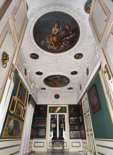 Wnętrze Biblioteki Króla w Pałacu Wilanowskim. Na ścianach wiszą obrazy, a na suficie tonda - obrazy o okrągłym kształcie.