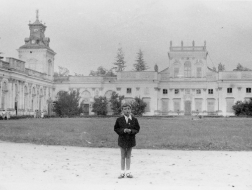 Marek Penconek na dziedzińcu pałacu wilanowskiego, fot. S. Siwczyk, 2.09.1951, z archiwum M. Penconka